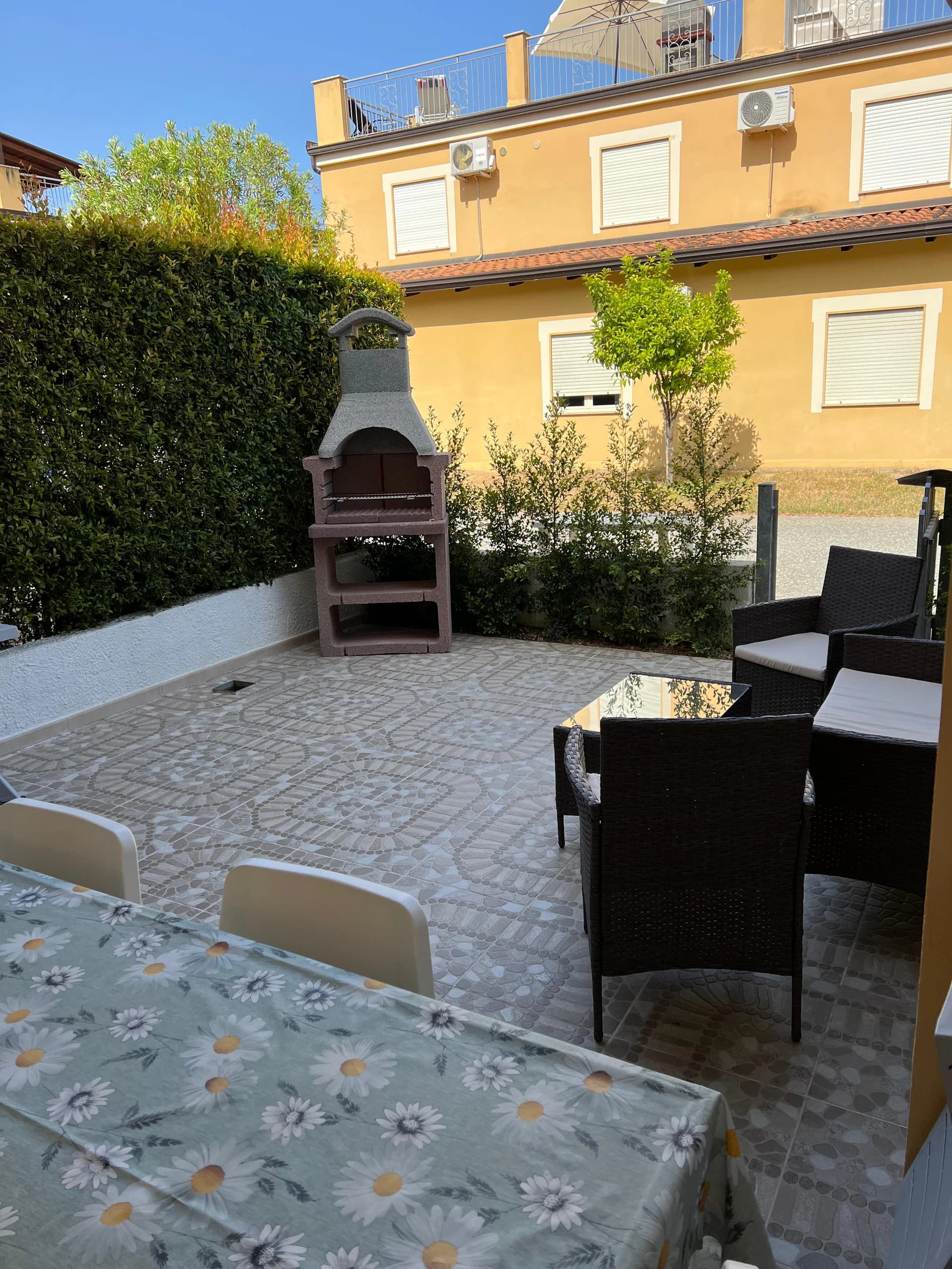 Terrazza con barbecue e salottino esterno