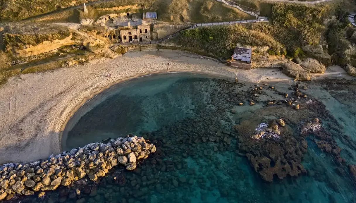 Veduta aerea della costa di Piedigrotta a Pizzo, con la spiaggia, gli scogli e il mare